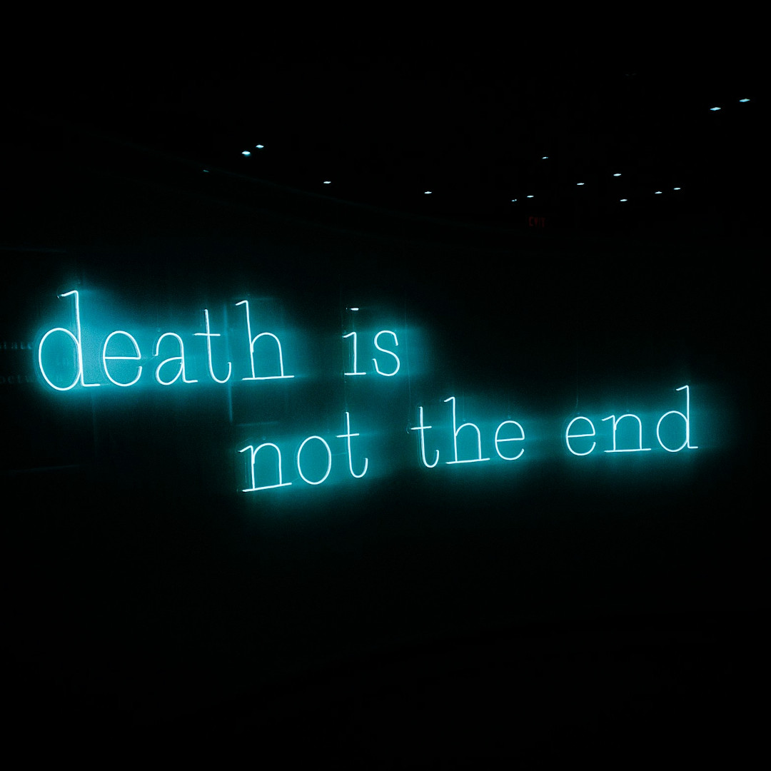 Napis "death is not the end"