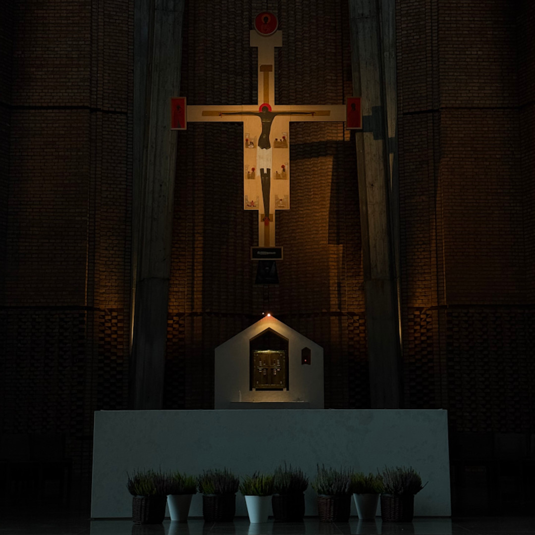 Ołtarz w kościele na Służewie