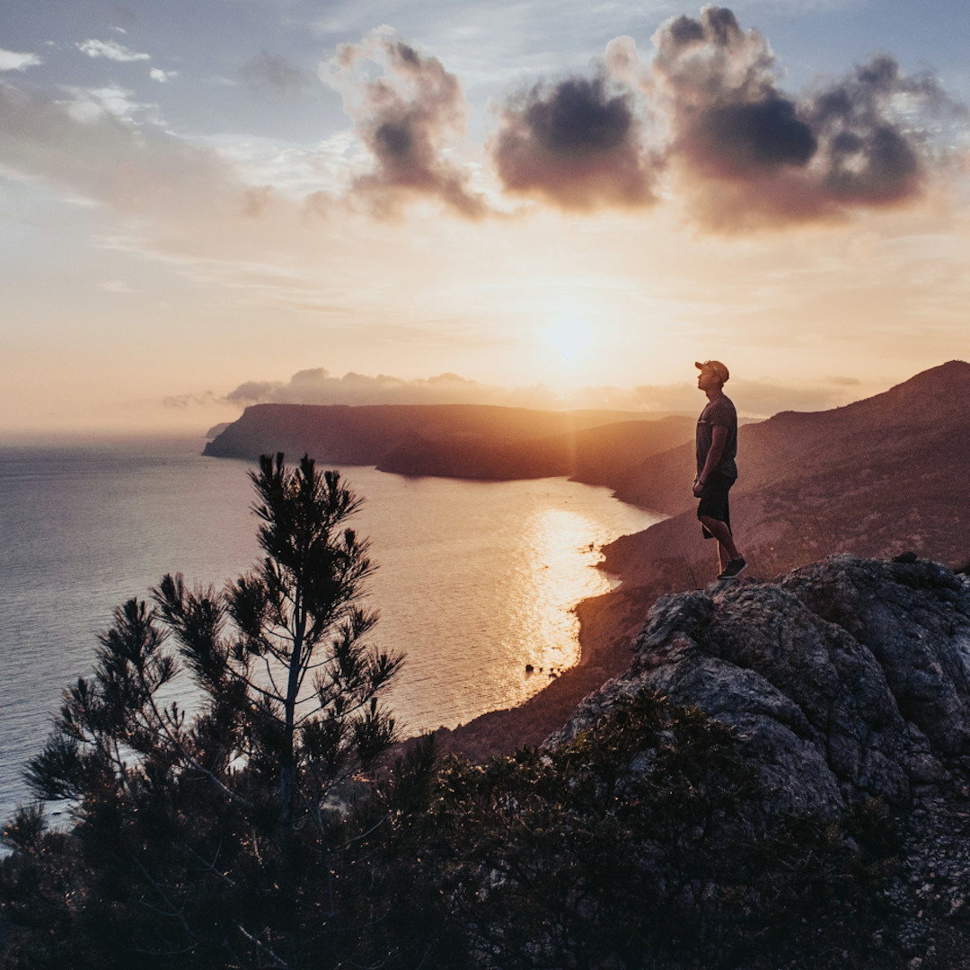 Mężczyzna nad Oceanem podczas zachodu słońca