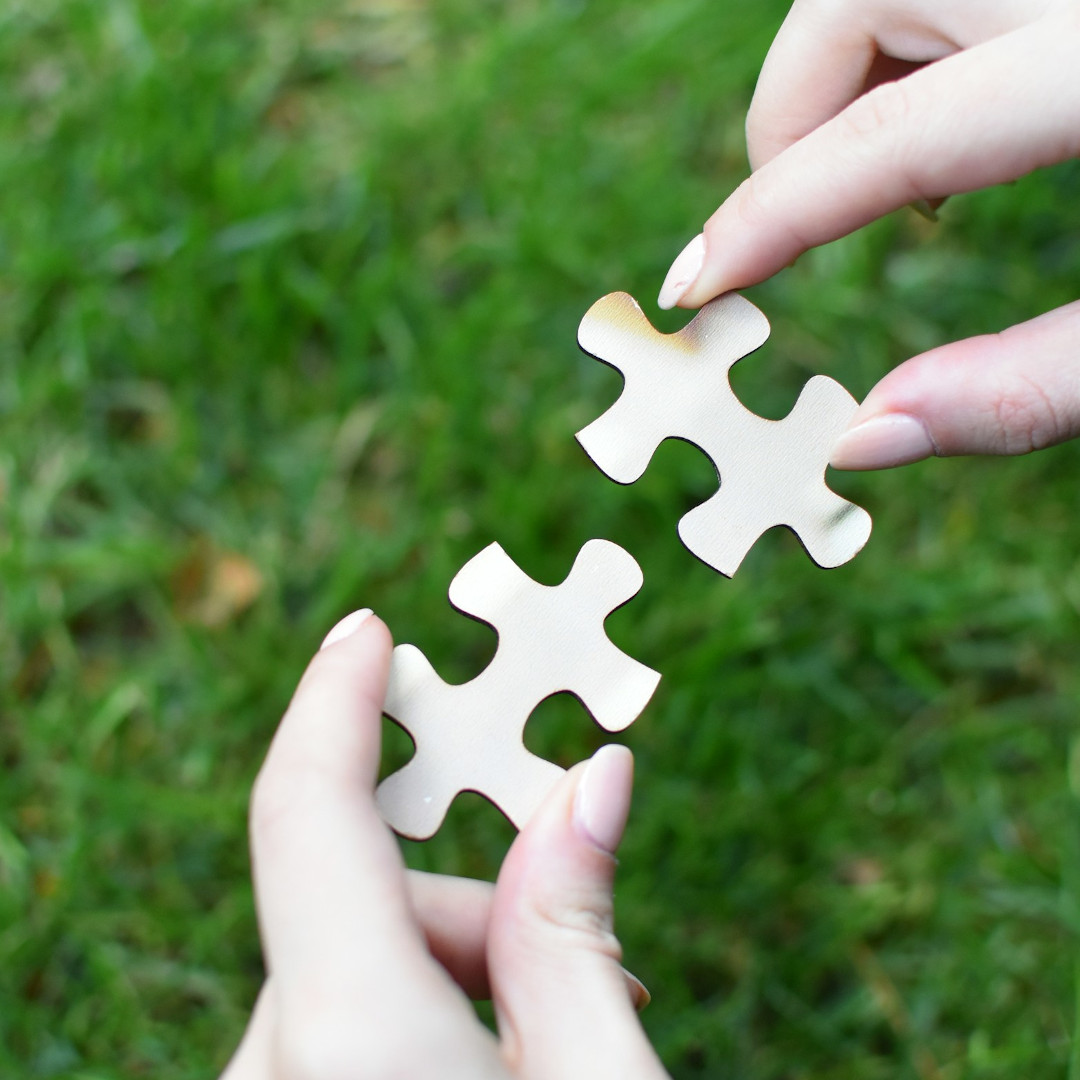 Dwa puzzle w dłoniach