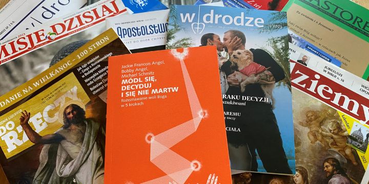 „Módl się, decyduj i się nie martw” w mediach