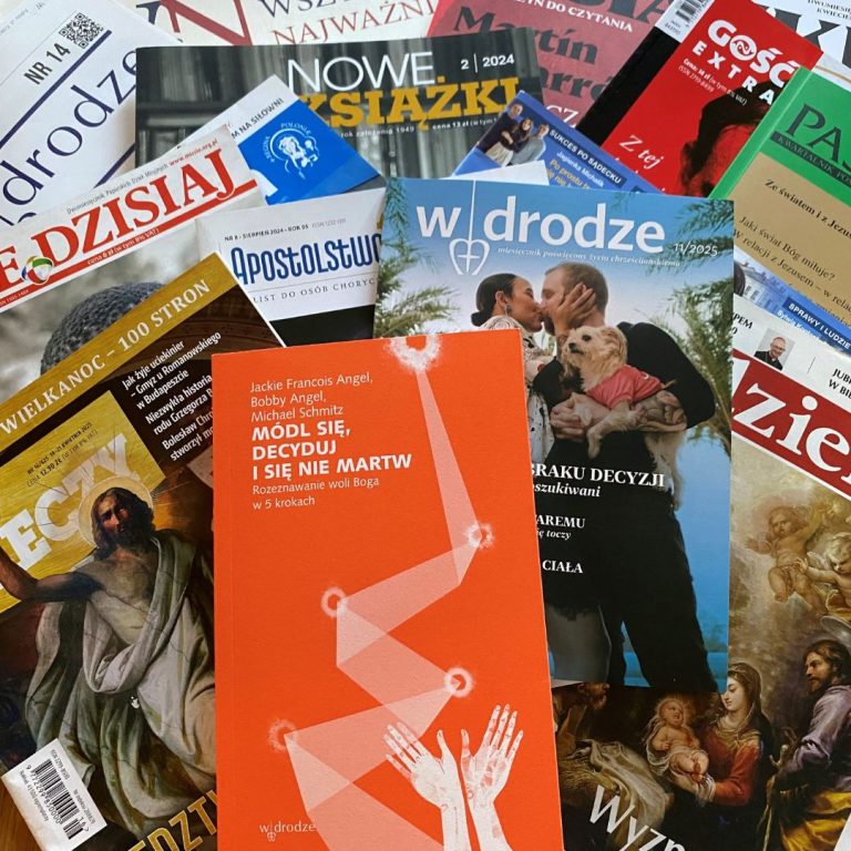 „Módl się, decyduj i się nie martw” w mediach