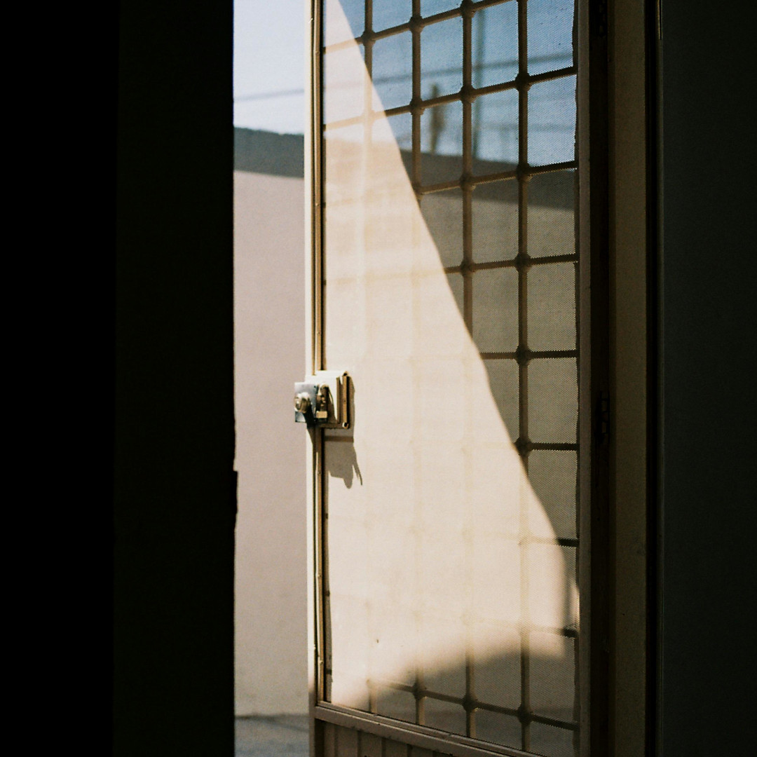 Otwarte drzwi i światło