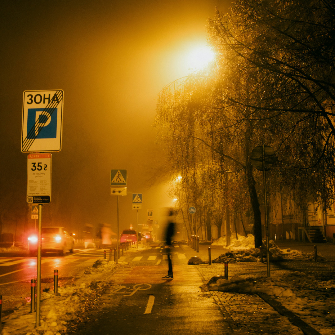 Człowiek na ulicy Kijowa nocą