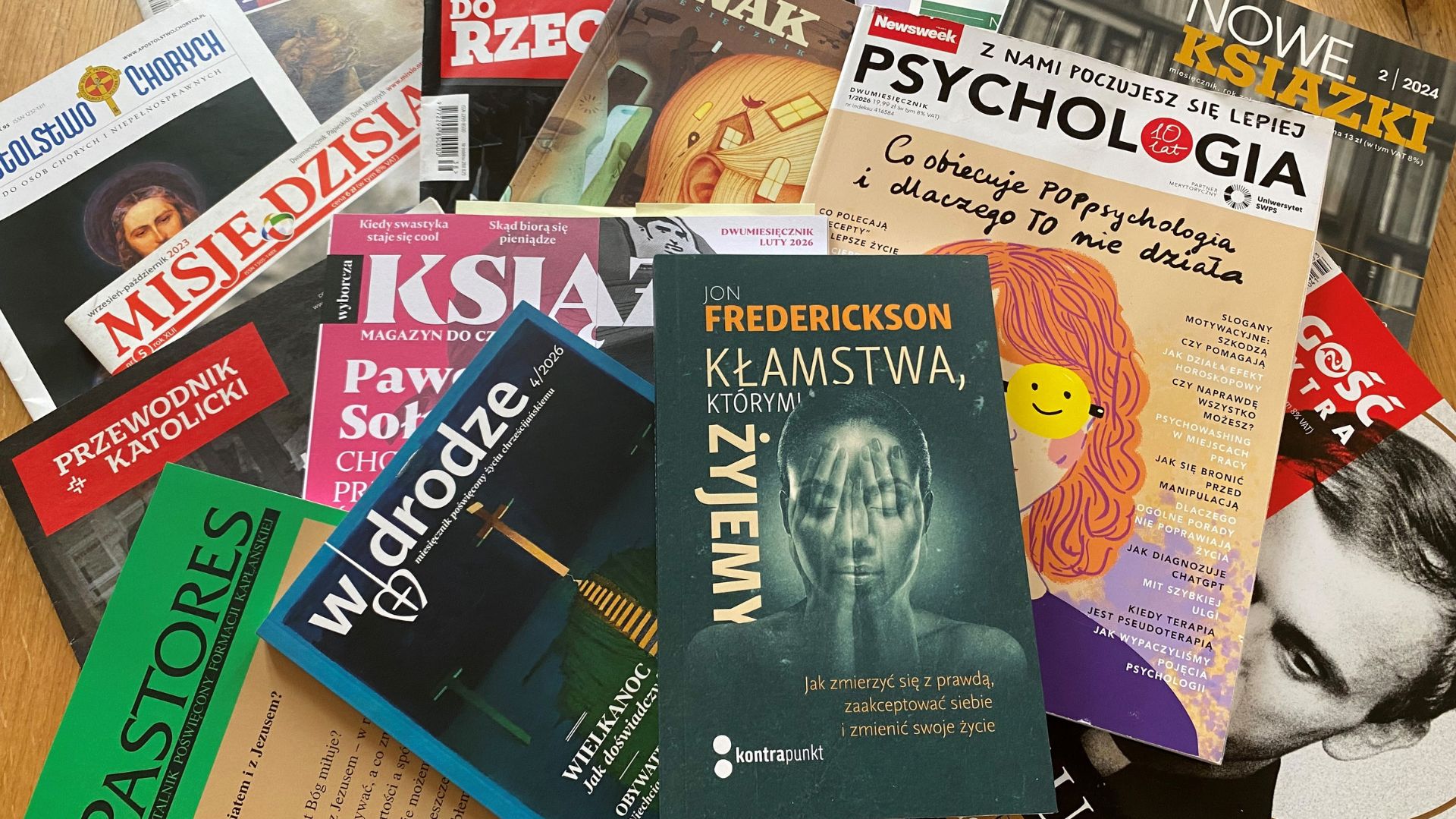 „Kłamstwa, którymi żyjemy” w mediach