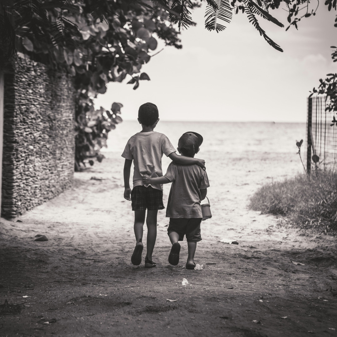 Dwóch chłopców idących razem